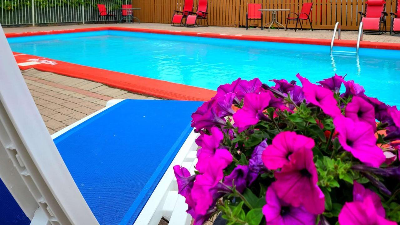 Quality Inn & Suites 1000 Islands Gananoque Exterior foto